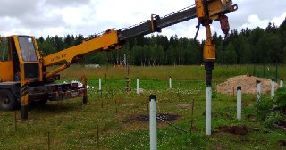 Закручивание винтовых свай в Старая Русса. Аренда машины для закручивания свай цена от 2893 руб
